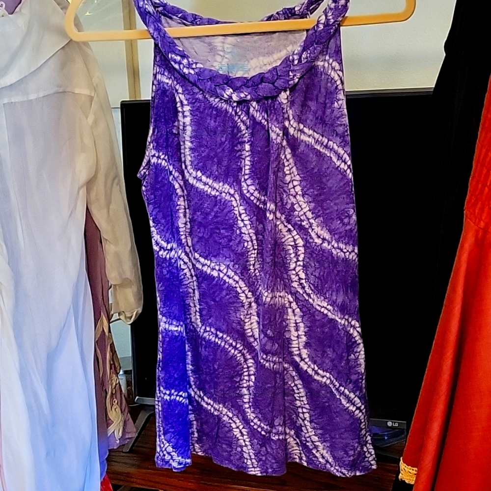 Cute purple & white tie dye tank. In like-new condition.